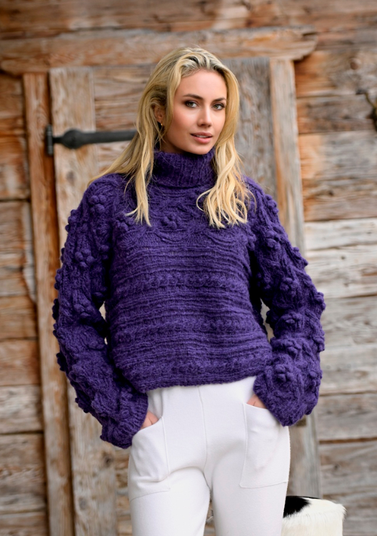 Quergestickter Pullover mit Noppen 